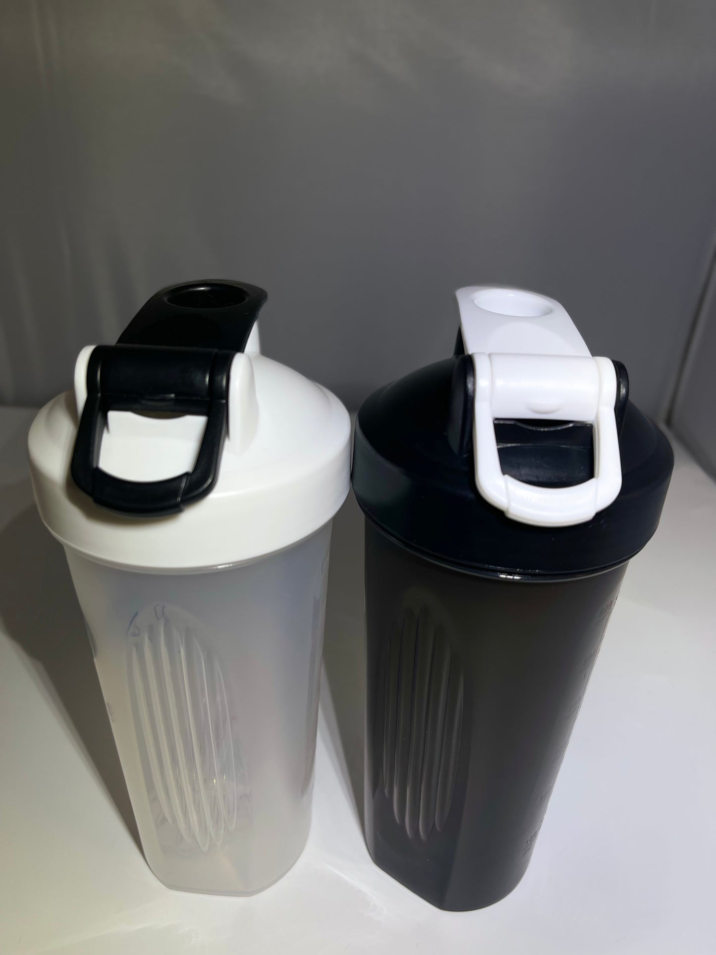 Essential DERIVE 600ml shaker with mixing spring